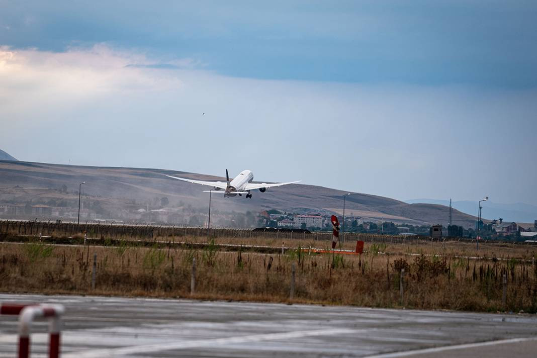 Erzurum’da zorunlu iniş yapan uçak, Hindistan’a döndü - Resim: 32
